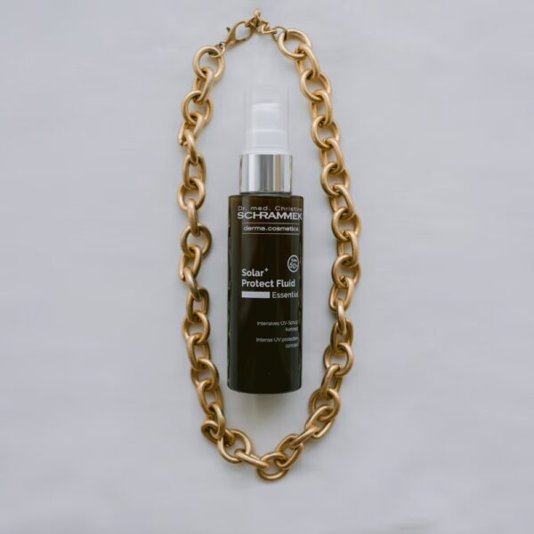 Producto de cuidado de la piel Dr. Schrammek Protect sobre fondo blanco minimalista.