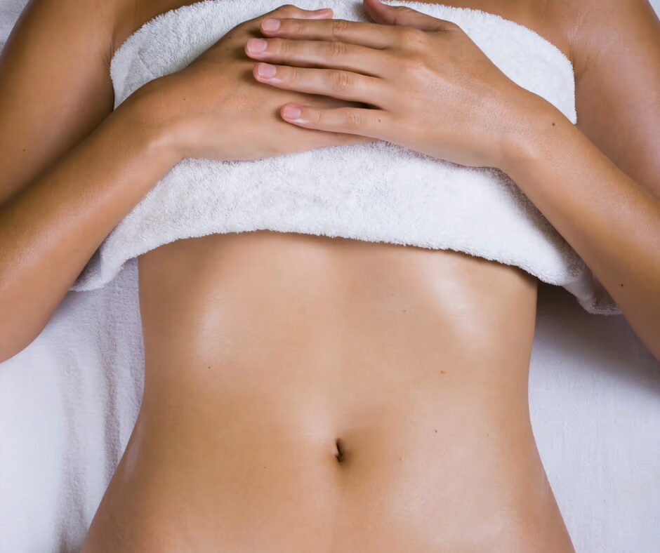 Dispositivo Alma Prime X sobre una camilla de clínica estética en un espacio minimalista y luminoso.