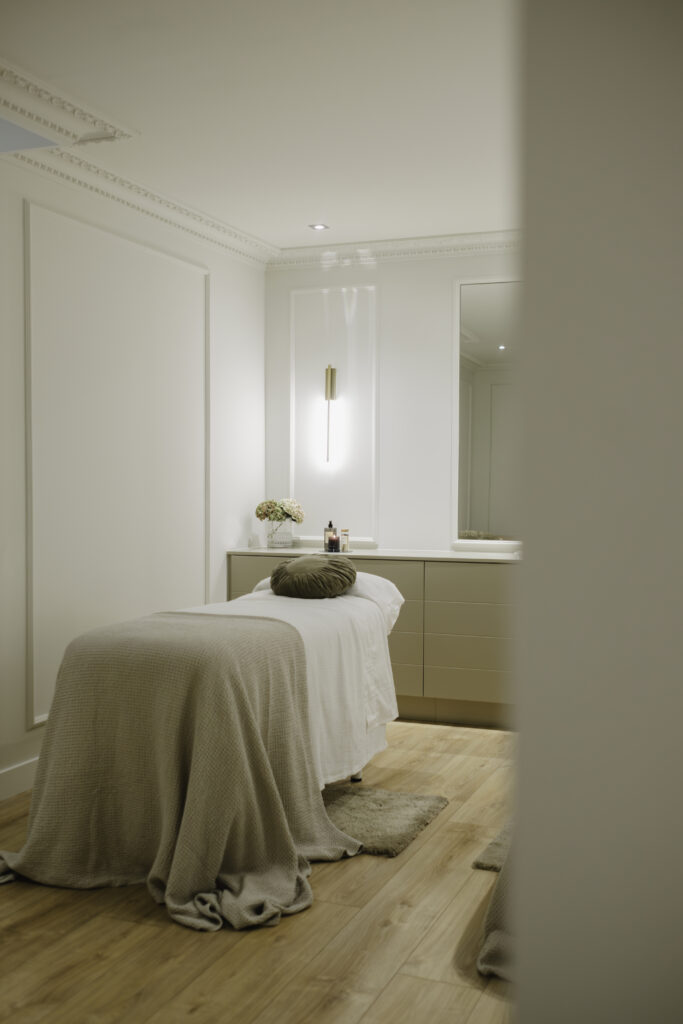 Rostro femenino con enfoque en manchas oscuras del melasma y su mejora tras tratamiento despigmentante.