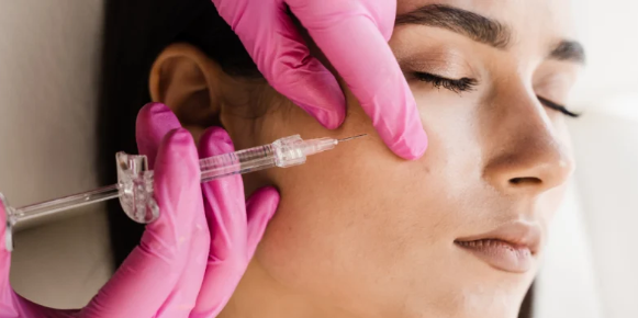 Primer plano de un rostro femenino con piel hidratada y luminosa tras un tratamiento de mesoterapia facial.