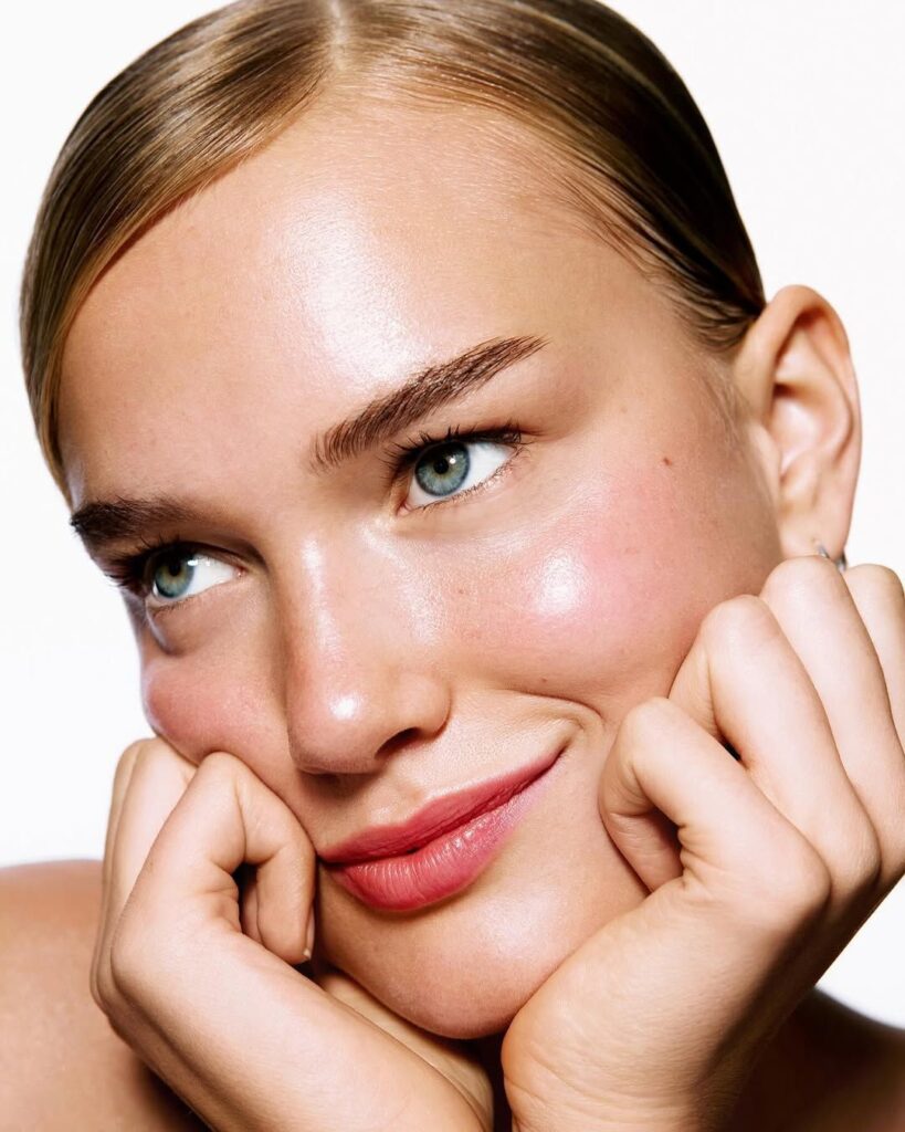 Detalle de un tratamiento facial en un entorno elegante, ideal como regalo de belleza.