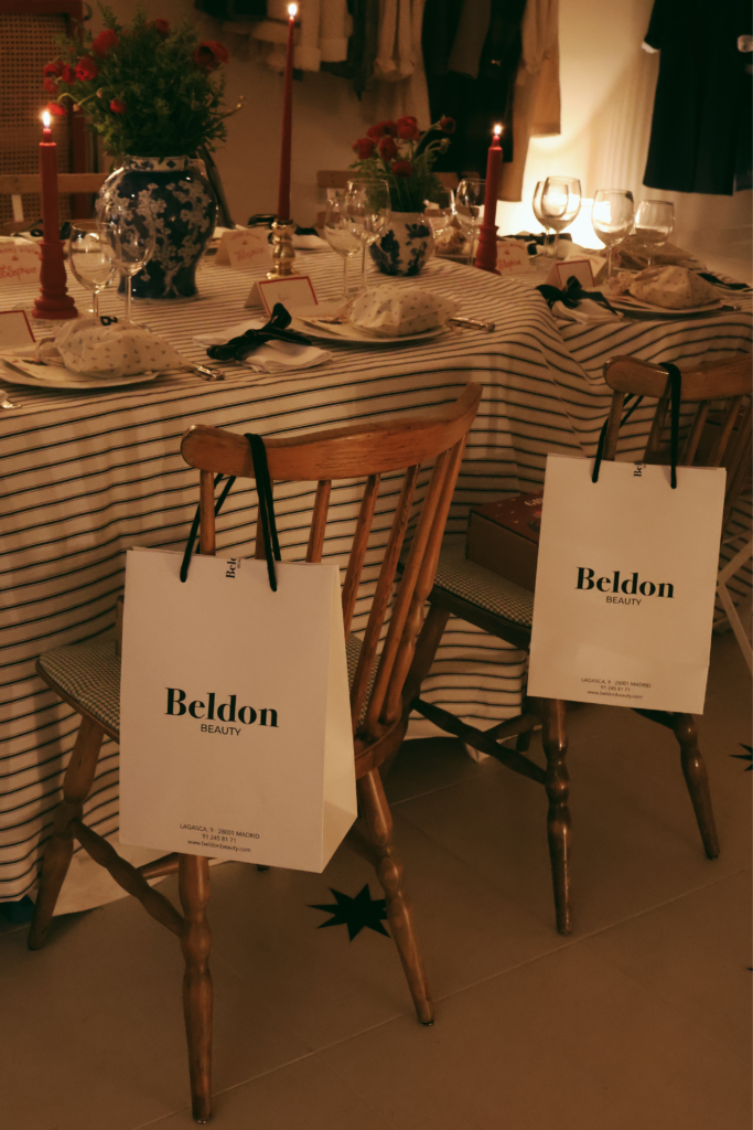 Detalle de un tratamiento facial en un ambiente elegante y navideño, ideal como regalo de Navidad.