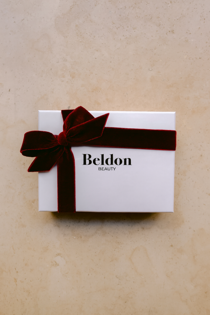 Tarjeta regalo digital mostrada en un dispositivo móvil, representando un regalo inmediato de belleza y bienestar.