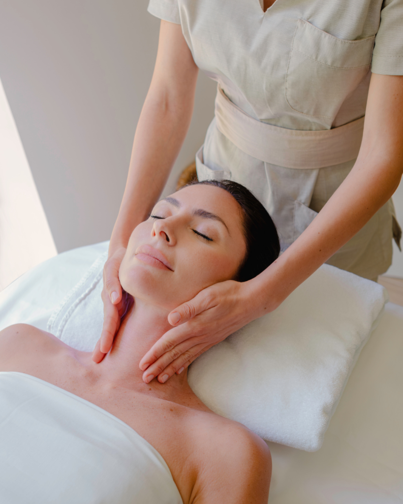 Primer plano de un rostro recibiendo tratamiento de radiofrecuencia facial para reafirmar la piel y redefinir el óvalo.