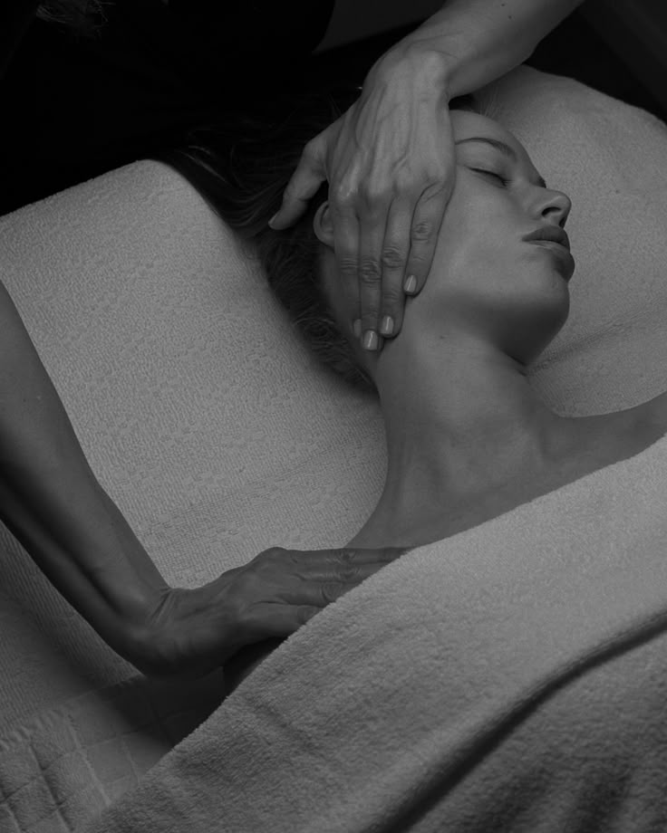 Rostro luminoso y radiante tras tratamientos iluminadores, ideal para eventos y celebraciones.