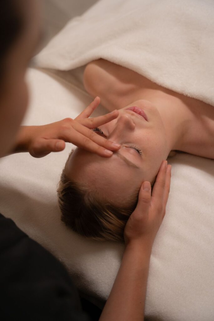 Persona en centro de estética avanzada en un entorno calmado, reflejando bienestar emocional y autocuidado.
