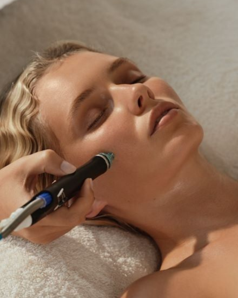 Primer plano de un rostro con piel regenerada y luminosa tras un tratamiento facial con exosomas.