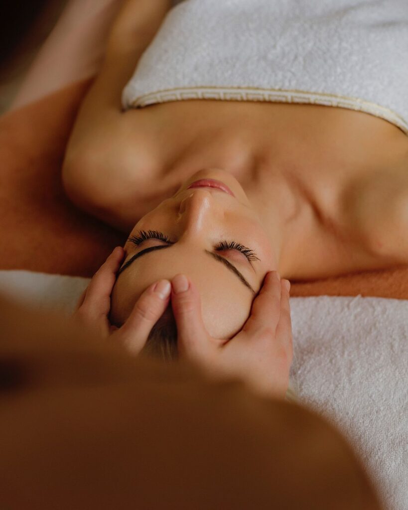 Lifting facial no quirúrgico con Sofwave y Oligio en cabina estética para tensado y firmeza de la piel.