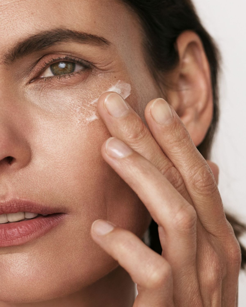 Productos de cuidado facial sobre un fondo neutro, mostrando el respeto al equilibrio natural del microbioma de la piel.