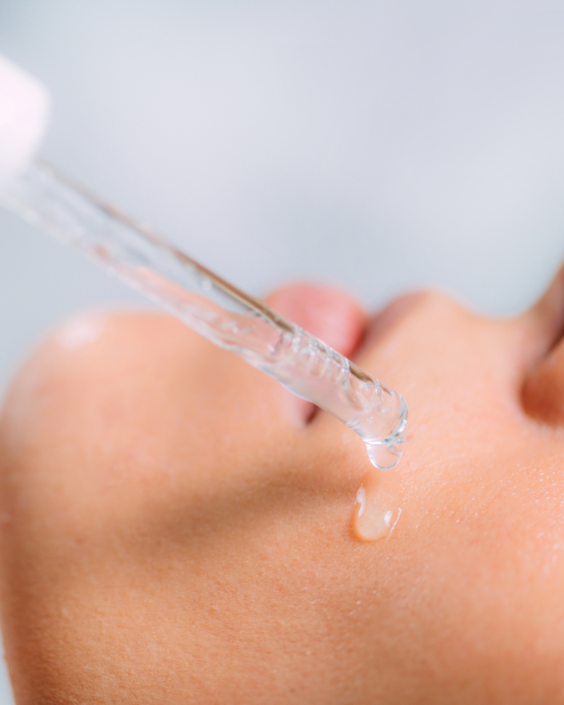 Frasco de sérum con niacinamida junto a un rostro con piel uniforme y luminosa tras su aplicación.