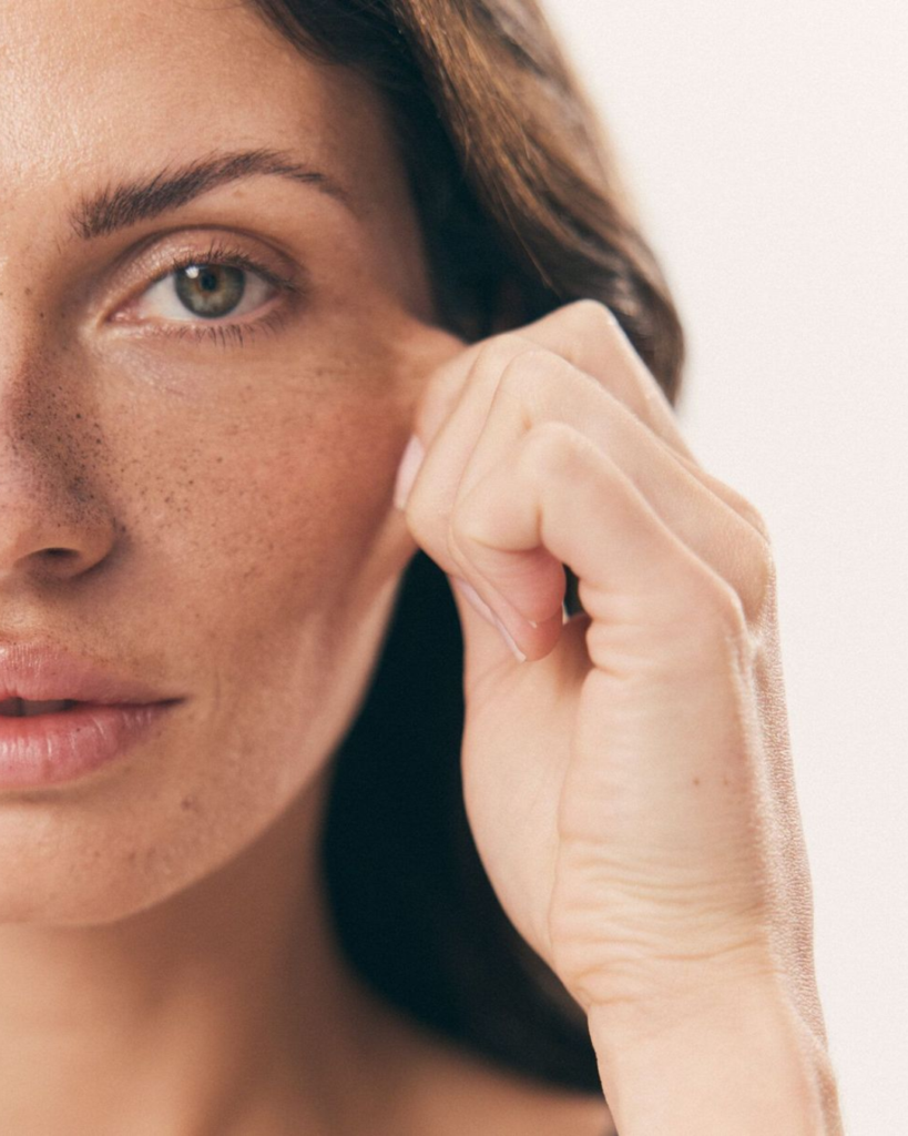 Frascos de sérum con niacinamida y retinol junto a un rostro con piel renovada y luminosa tras su aplicación.