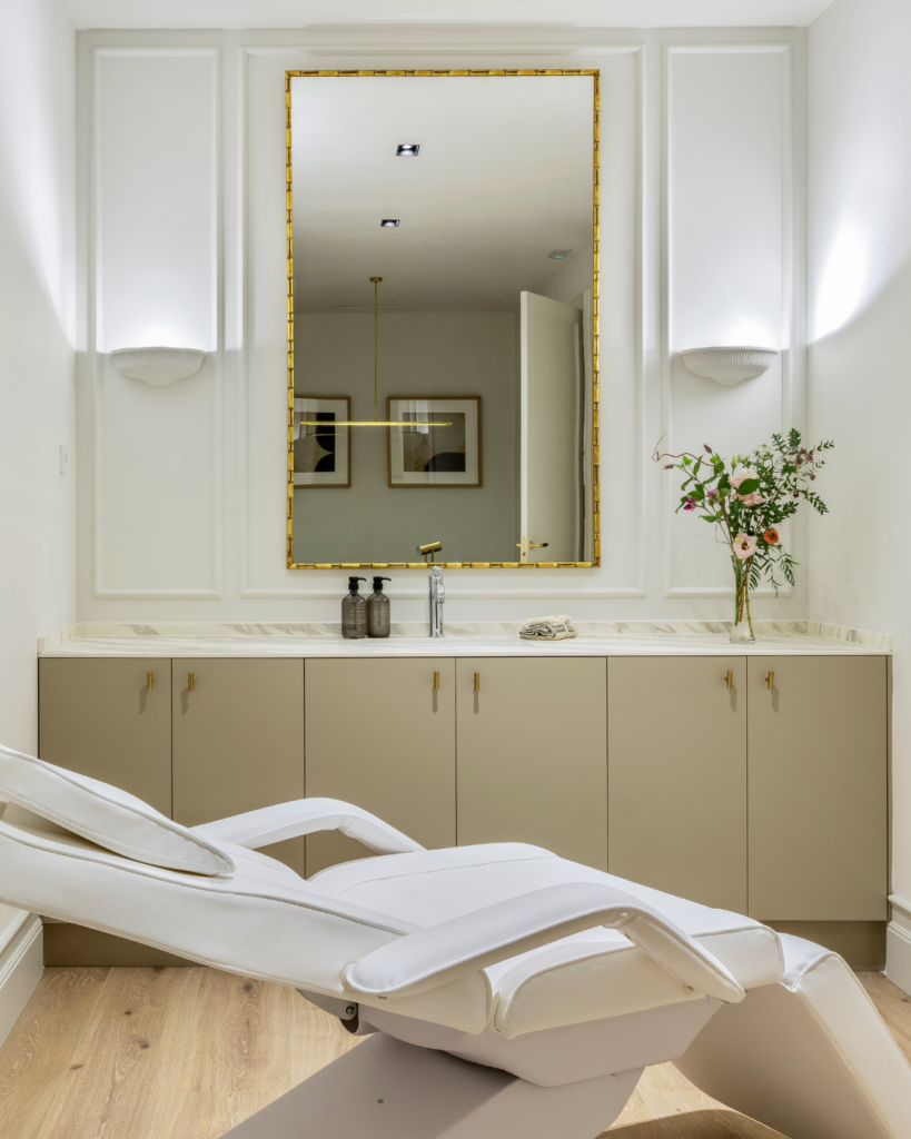 Tratamiento HIFU facial aplicado en clínica estética, mostrando un rostro con piel más firme y efecto tensor visible.