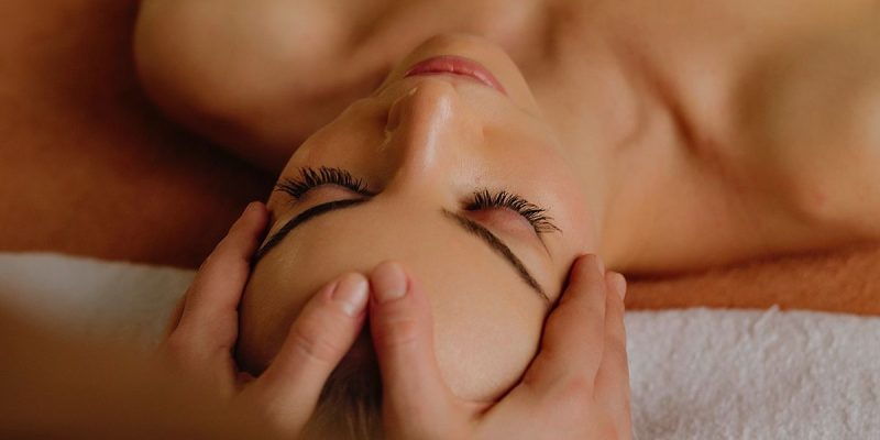 Rostro femenino con piel luminosa tras un tratamiento de armonización facial sin cirugía.