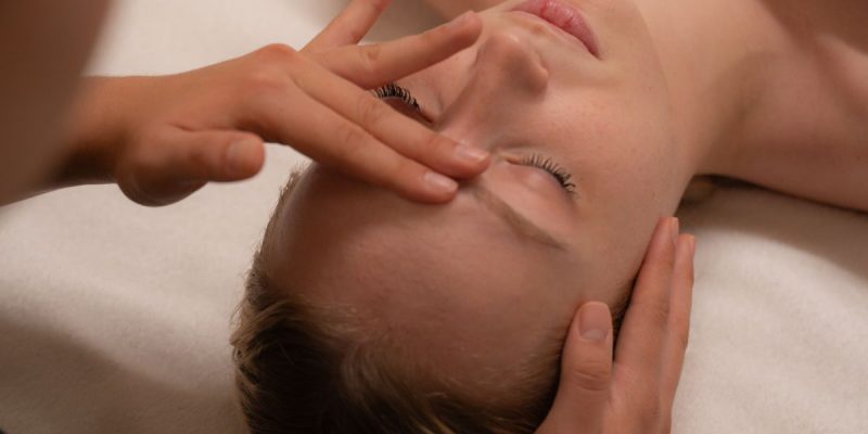 Persona en centro de estética avanzada en un entorno calmado, reflejando bienestar emocional y autocuidado.