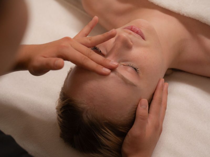 Persona en centro de estética avanzada en un entorno calmado, reflejando bienestar emocional y autocuidado.