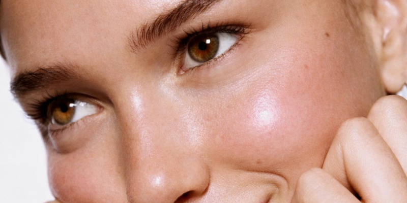 Primer plano de un rostro con piel firme y definida tras un tratamiento con bioestimuladores de colágeno.