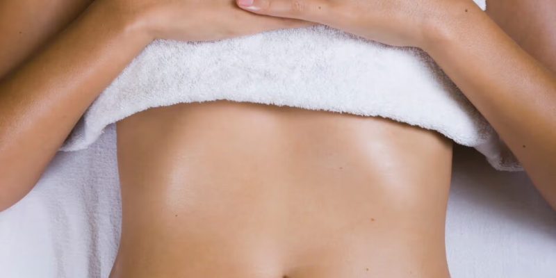 Dispositivo Alma Prime X sobre una camilla de clínica estética en un espacio minimalista y luminoso.