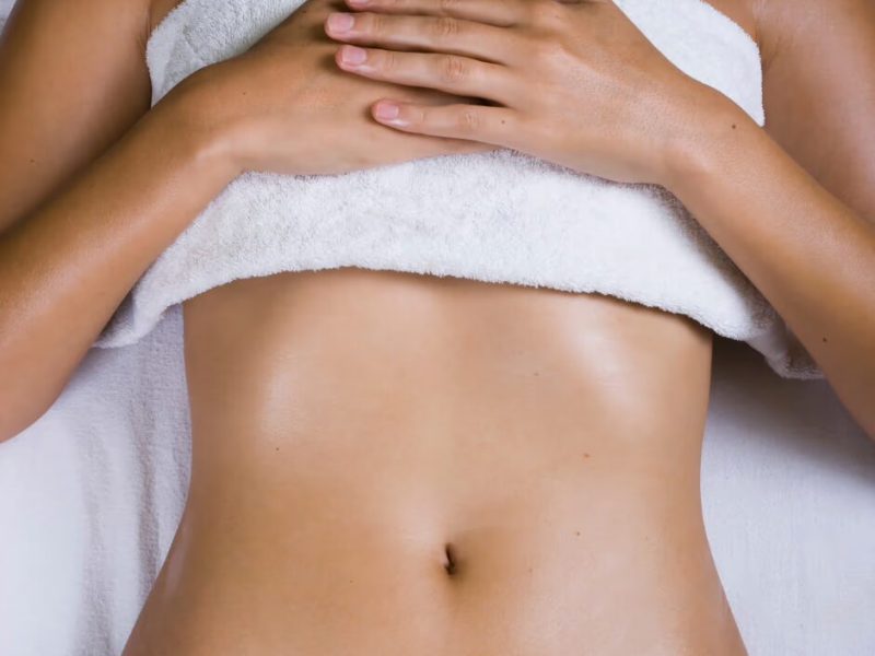 Dispositivo Alma Prime X sobre una camilla de clínica estética en un espacio minimalista y luminoso.