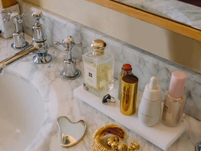 Primer plano de una piedra Gua Sha en una rutina de masaje facial.