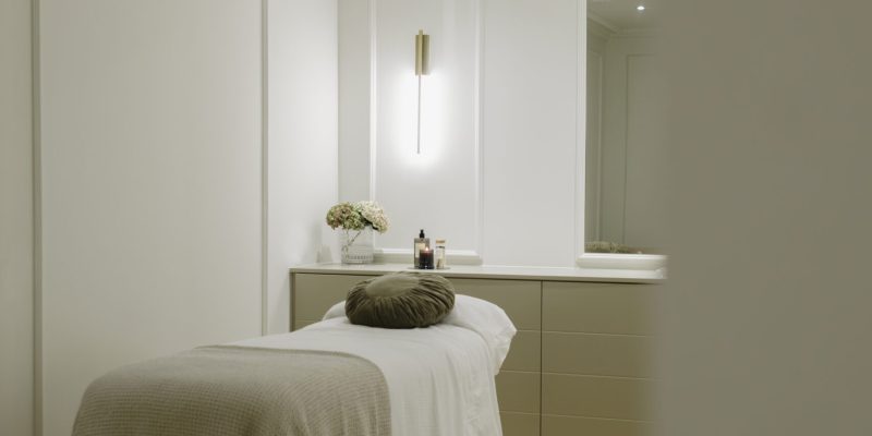 Dispositivos de aparatología estética no invasiva aplicados sobre un rostro femenino, mostrando tecnología avanzada para el cuidado de la piel.