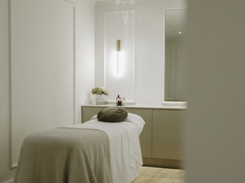 Dispositivos de aparatología estética no invasiva aplicados sobre un rostro femenino, mostrando tecnología avanzada para el cuidado de la piel.