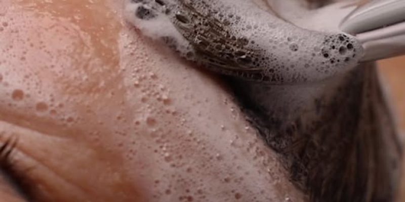 Doble limpieza facial con método coreano: limpiador en aceite y limpiador acuoso integrados en rutina Beldon.