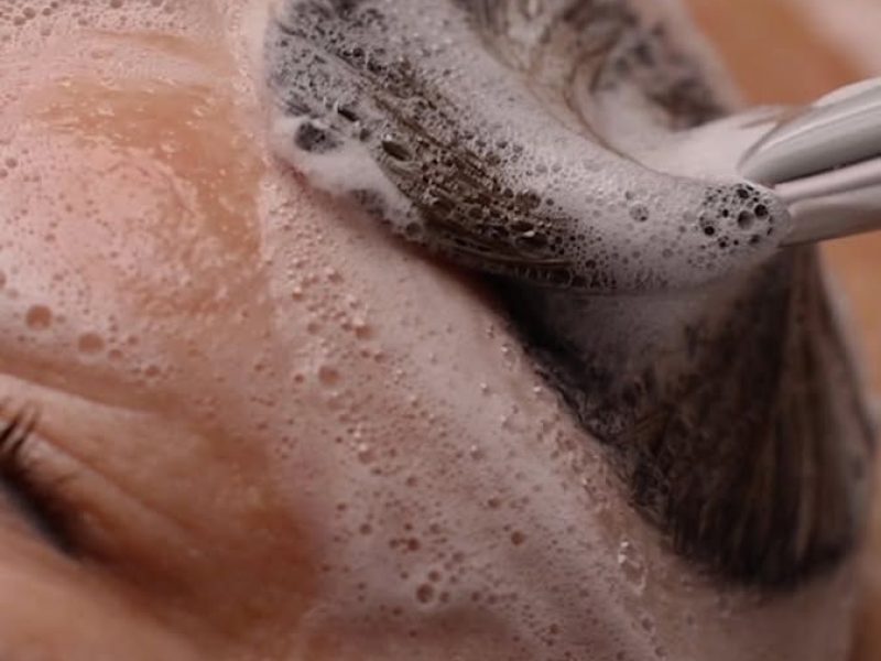 Doble limpieza facial con método coreano: limpiador en aceite y limpiador acuoso integrados en rutina Beldon.