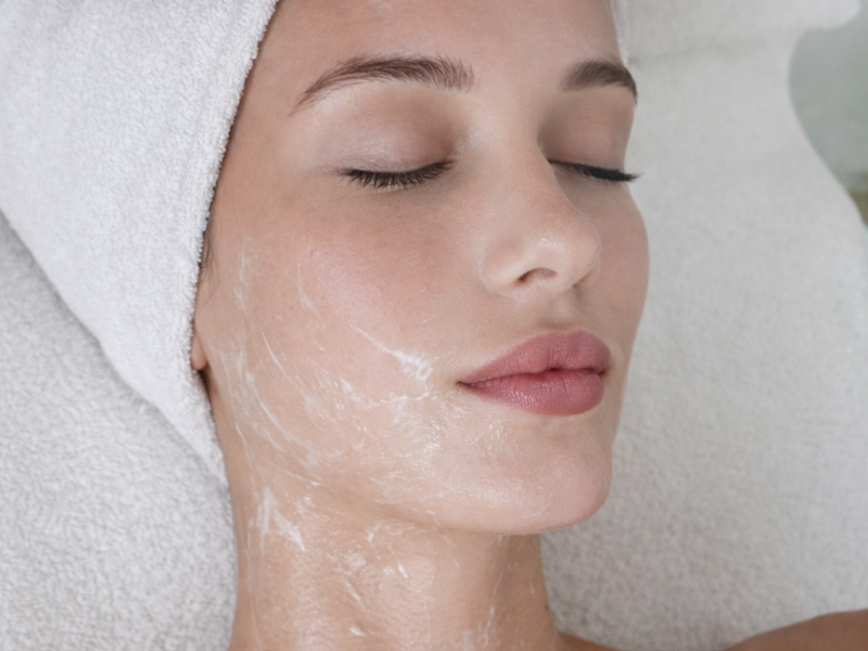 Centro de estética integral con ambiente relajante y tratamientos de bienestar para una belleza premium con enfoque holístico.