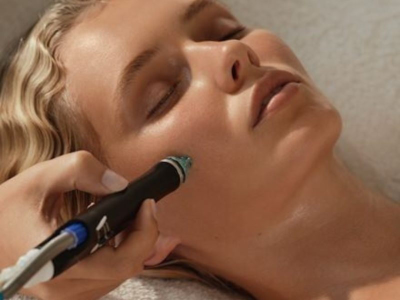 Primer plano de un rostro con piel regenerada y luminosa tras un tratamiento facial con exosomas.