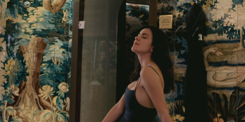 Ritual de belleza consciente con velas, aceites y tratamiento facial en un entorno de calma y bienestar profundo.