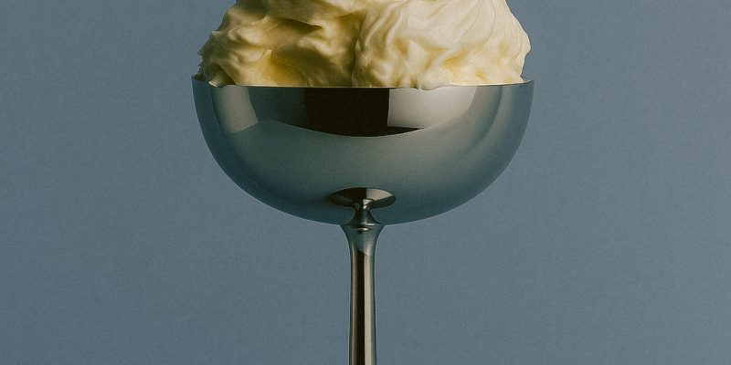 Frasco de sérum de niacinamida junto a un rostro con piel uniforme y luminosa.