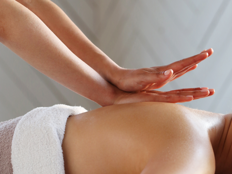 Masaje reductor personalizado realizado por especialista, mostrando tratamiento corporal enfocado en resultados visibles.