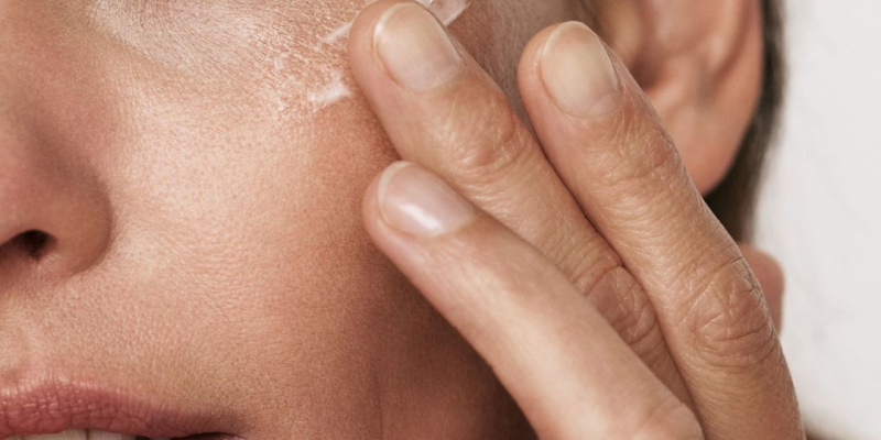 Productos de cuidado facial sobre un fondo neutro, mostrando el respeto al equilibrio natural del microbioma de la piel.