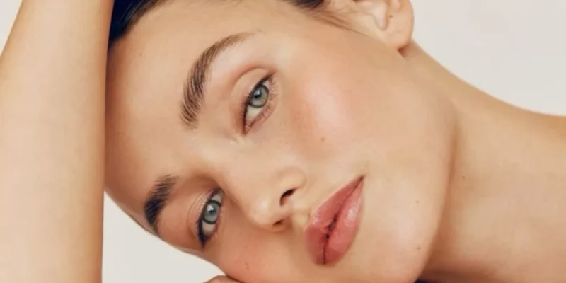 Rostro de una mujer con piel saludable, símbolo de los beneficios de la medicina regenerativa facial