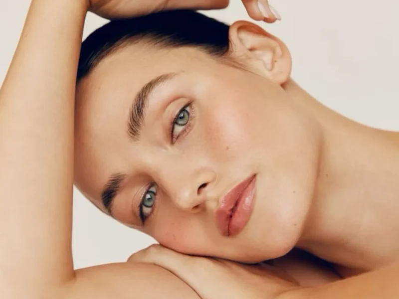 Rostro de una mujer con piel saludable, símbolo de los beneficios de la medicina regenerativa facial