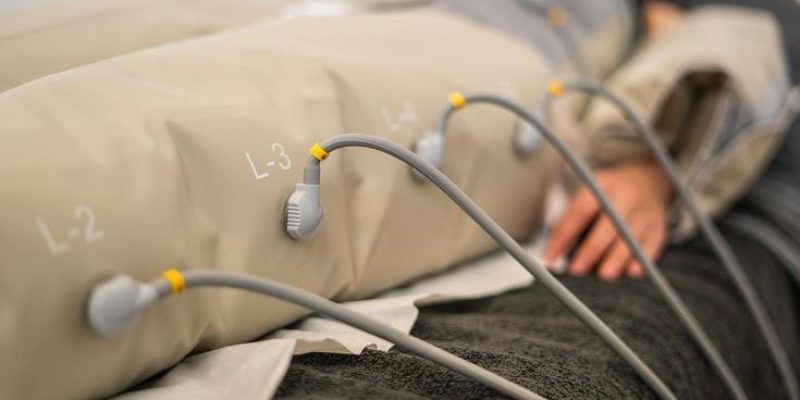 Presoterapia profesional en cabina estética comparada con presoterapia en casa, destacando control, seguridad y resultados.Presoterapia profesional en cabina estética comparada con presoterapia en casa, destacando control, seguridad y resultados.