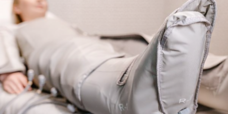 Sesión de presoterapia en centro estético para drenaje linfático, celulitis y aliviar piernas cansadas.