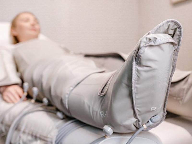 Sesión de presoterapia en centro estético para drenaje linfático, celulitis y aliviar piernas cansadas.
