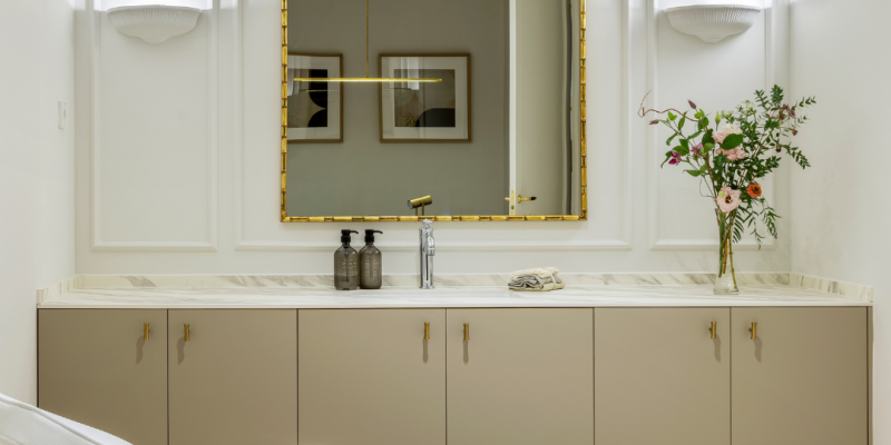 Tratamiento HIFU facial aplicado en clínica estética, mostrando un rostro con piel más firme y efecto tensor visible.