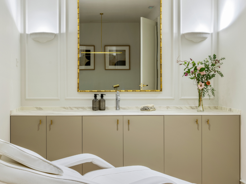 Tratamiento HIFU facial aplicado en clínica estética, mostrando un rostro con piel más firme y efecto tensor visible.