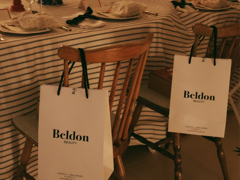 Detalle de un tratamiento facial en un ambiente elegante y navideño, ideal como regalo de Navidad.