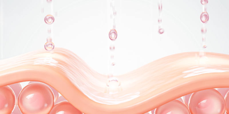 Primer plano de un rostro con piel rejuvenecida y luminosa tras un tratamiento de regeneración celular con péptidos.