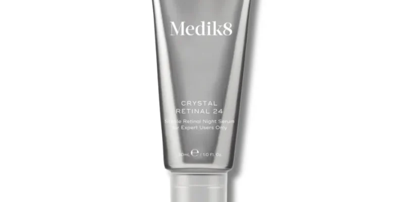 Frasco de retinol y rostro femenino con piel luminosa, mostrando los efectos de su uso regular.