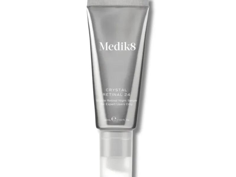 Frasco de retinol y rostro femenino con piel luminosa, mostrando los efectos de su uso regular.