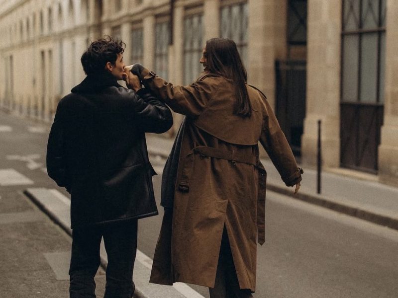 Ambiente de spa con detalles románticos, representando experiencias de bienestar como regalo de San Valentín.