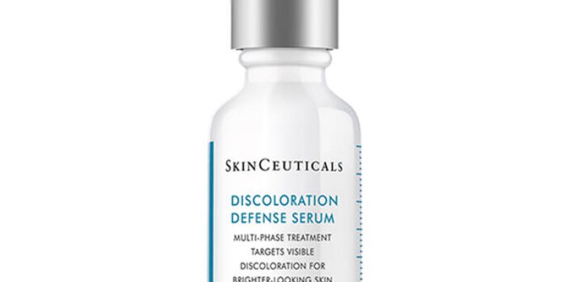 Frascos de sérums iluminadores junto a un rostro con piel radiante y efecto glow.