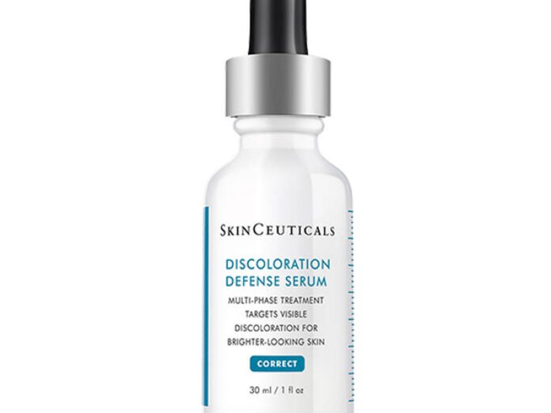 Frascos de sérums iluminadores junto a un rostro con piel radiante y efecto glow.