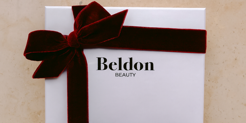 Tarjeta regalo digital mostrada en un dispositivo móvil, representando un regalo inmediato de belleza y bienestar.