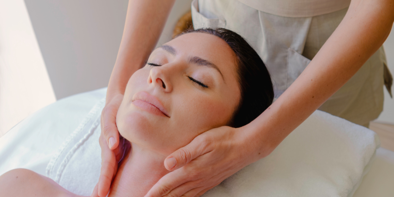 Rostro y cuerpo femenino con piel luminosa, representando tratamientos estéticos para renovar la piel y la silueta en Navidad.