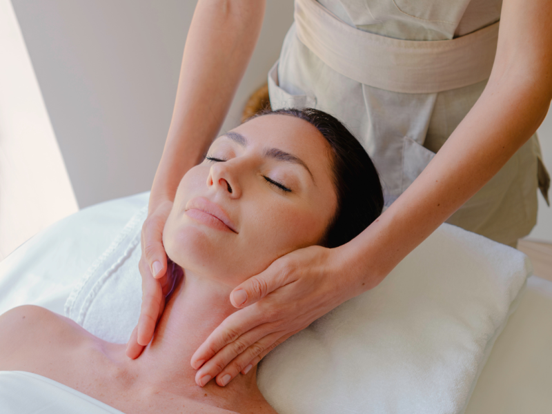 Primer plano de un rostro recibiendo tratamiento de radiofrecuencia facial para reafirmar la piel y redefinir el óvalo.